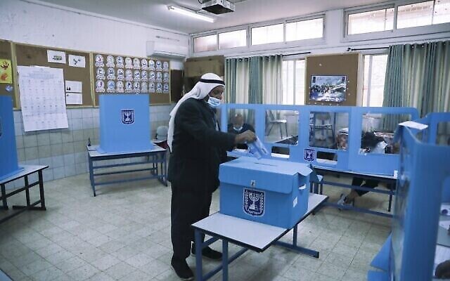 مواطن عربي  إسرائيلي دلي بصوته في مركز اقتراع في المغار، 23 مارس، 2021. (AP Photo/Mahmoud Illean)