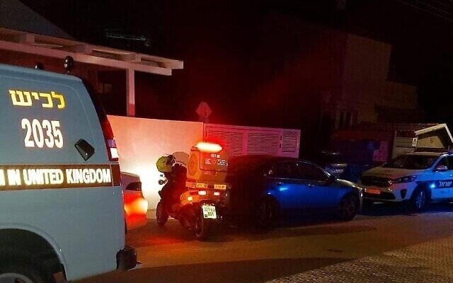 سيارات الإسعاف خارج منزل في كريات غات حيث يشتبه في قيام رجل بطعن ابنه البالغ من العمر 14 عاما حتى الموت، 17 مارس، 2021. (Magen David Adom)