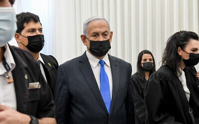 رئيس الوزراء بنيامين نتنياهو يصل إلى جلسة في المحكمة المركزية في القدس في 8 فبراير، 2021. نتنياهو متهم بالاحتيال وخيانة الأمانة في ثلاث قضايا والرشوة في إحداها. (Reuven Kastro / POOL)