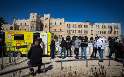 سكان القدس الشرقية يتلقون لقاح كوفيد-19 في باب العامود في البلدة القديمة في القدس، 26 فبراير 2021 (Olivier Fitoussi / Flash90)