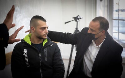 إبراهيم حامد، السائق المتهم بدهس رجل في 28 فبراير في حي مئة شعاريم بالقدس، يصل إلى محكمة الصلح في القدس في 1 مارس، 2021. (Yonatan Sindel / Flash90)