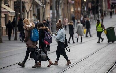 اشخاص يسيرون في شارع يافا وسط مدينة القدس، 1 مارس، 2021. (Yonatan Sindel / Flash90)