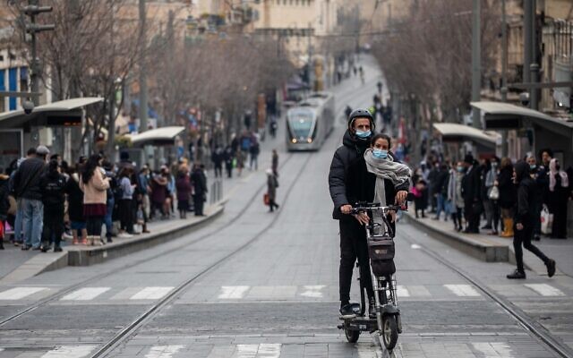 اشخاص يمشون في شارع يافا، وسط مدينة القدس، 1 مارس 2021 (Yonatan Sindel / Flash90)