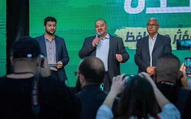 زعيم حزب القائمة العربية الموحدة منصور عباس وأعضاء حزبه في مقر الحزب في طمرة، ليلة الانتخابات، 23 مارس، 2021. (Flash90) زعيم حزب القائمة العربية الموحدة منصور عباس وأعضاء حزبه في مقر الحزب في طمرة، ليلة الانتخابات، 23 مارس، 2021. (Flash90)