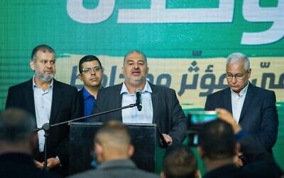 زعيم حزب القائمة الموحدة منصور عباس وأعضاء الحزب في مقر الحزب في طمرة ليلة الانتخابات 23 مارس، 2021. (Flash90)