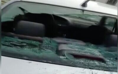 لقطة شاشة من فيديو يظهر سيارة تضررت في جريمة كراهية مشتبه بها في قرية حوارة الفلسطينية بالضفة الغربية، 2 مارس 2021 (Channel 12 News)