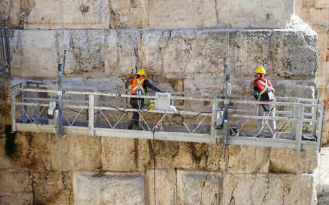 عاملان يساعدان في ترميم  برج فاسئيل كجزء من مشروع الترميم في مجمع برج داوود.  (Ricky Rachman/ Tower of David Museum)