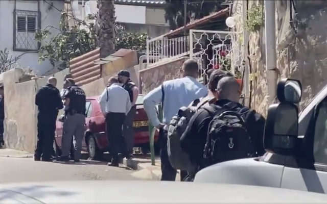 موقع حادث إطلاق نار أطلق خلالها شرطي النار على شاب عربي (33 عاما) يعاني من اضطرابات نفسية في مدينة حيفا، زاعمة أن الشاب اندفع نحو شرطي وهو يحمل سكينا، 29 مارس، 2021.
(Screen capture: Kan)