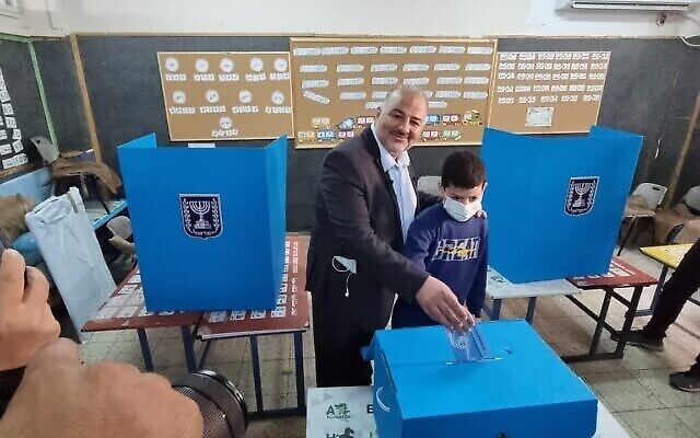 رئيس القائمة العربية الموحدة، منصور عباس، يدلي بصوته في بلدته المغار شمال إسرائيل.   (Credit: Ra'am Spokesperson)