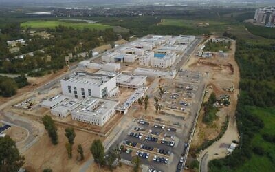 مجمع "السجن 10" العسكري الذي أوشك على الانتهاء من بنائه، والذي سيحل محل سجون الجيش الإسرائيلي القائمة التي تعود الى حقبة الانتداب البريطاني في مارس 2021 (Israel Defense Forces)