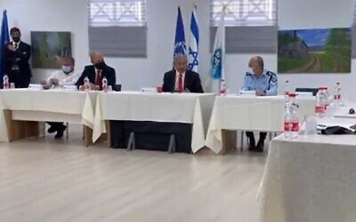 رئيس الوزراء بنيامين نتنياهو (الثاني من اليمين) يلتقي بكبار ضباط الشرطة، 17 مارس، 2020. (Screen grab)