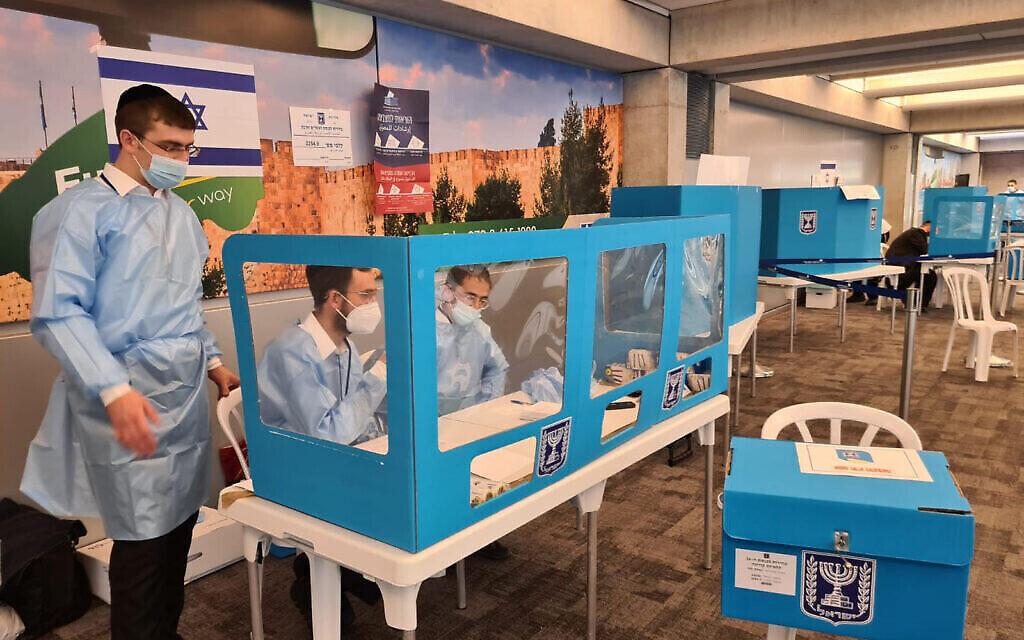 مركز اقتراع في الممر E في مطار بن غوريون، يوم الانتخابات، 23 مارس 2021 (Israel Airport Authority)
