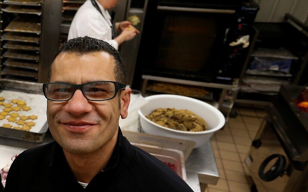 سامي التميمي في مخبز في لندن يملكه مع شركيه يوتام أوتولينغي في 18 ديسمبر،  2012. (AP / Lefteris Pitarakis)