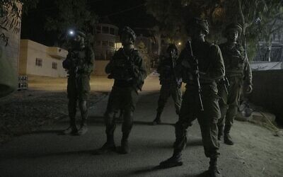 صورة توضيحية: جنود إسرائيليون ينفذون مداهمات في قرية يطا في الضفة الغربية، بالقرب من الخليل، 3 أغسطس 2017 (IDF Spokesperson's Unit)