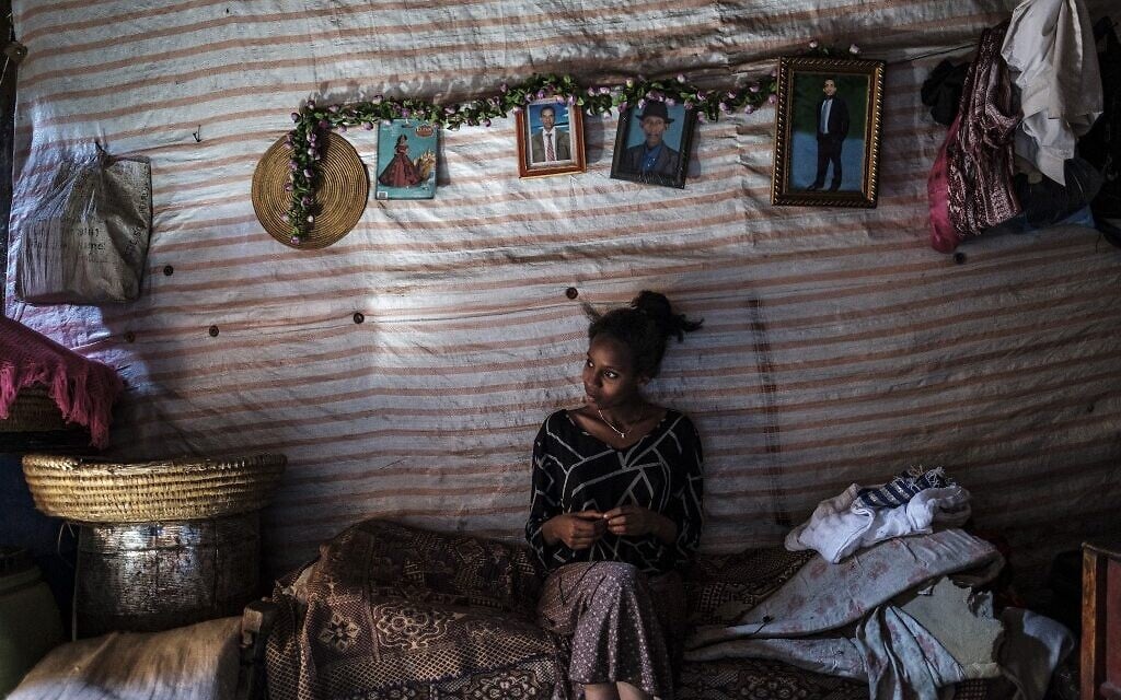 شابةمن الجالية اليهودية الإثيوبية في منزلها في مجمع تعيش فيه العديد من العائلات اليهودية، في مدينة غوندر، إثيوبيا، 27 أكتوبر 2020 (EDUARDO SOTERAS / AFP)