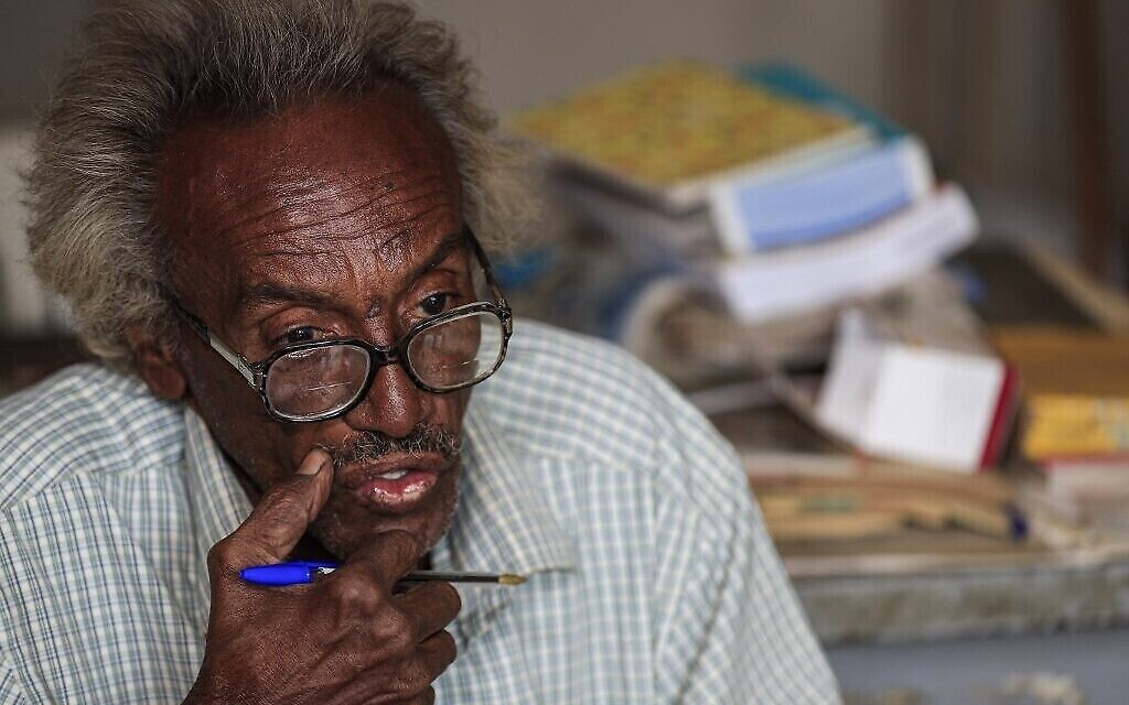 الدكتور منصور إسرائيل، حفيد رجل يهودي عراقي هاجر الى السودان واعتنقت عائلته بعد ذلك الإسلام، خلال مقابلة مع وكالة فرانس برس في صيدليته في الحي الذي كان يُعرف سابقًا باسم "الحي اليهودي" في مدينة أم درمان المحاذية للخرطوم، العاصمة السودانية، 18 فبراير 2021 (ASHRAF SHAZLY / AFP)