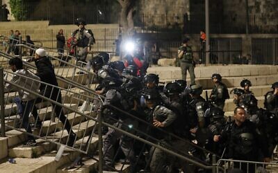 قوات الأمن الإسرائيلية تشتبك مع متظاهرين فلسطينيين خارج باب العامود في البلدة القديمة بالقدس، 24 أبريل 2021 (Ahmad GHARABLI / AFP)