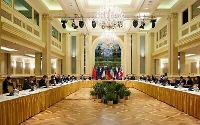 توضيحية: في هذه الصورة التي قدمتها بعثة الاتحاد الأوروبي في فيينا، يحضر ممثلو الاتحاد الأوروبي وإيران وآخرون المحادثات النووية الإيرانية في فندق جراند بالعاصمة النمساوية، 15 أبريل 2021 (EU Delegation in Vienna via Getty Images, JTA)