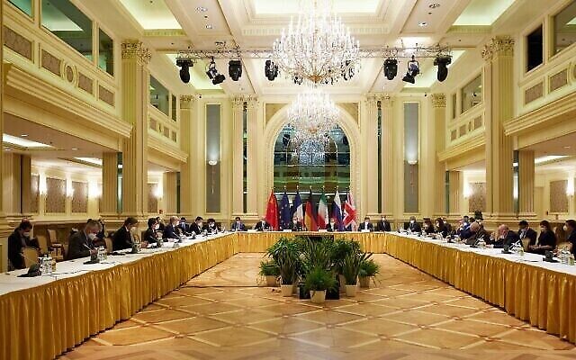 توضيحية: في هذه الصورة التي قدمتها بعثة الاتحاد الأوروبي في فيينا، يحضر ممثلو الاتحاد الأوروبي وإيران وآخرون المحادثات النووية الإيرانية في فندق جراند بالعاصمة النمساوية، 15 أبريل 2021 (EU Delegation in Vienna via Getty Images, JTA)