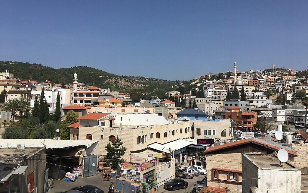 بلدة برطعة العربية المقسمة بين السيادة الإسرائيلية والفلسطينية. المئذنة على اليسار في الجانب الإسرائيلي، المئذنة على اليمين في الجانب الفلسطيني. (Uriel Heilman/ JTA)