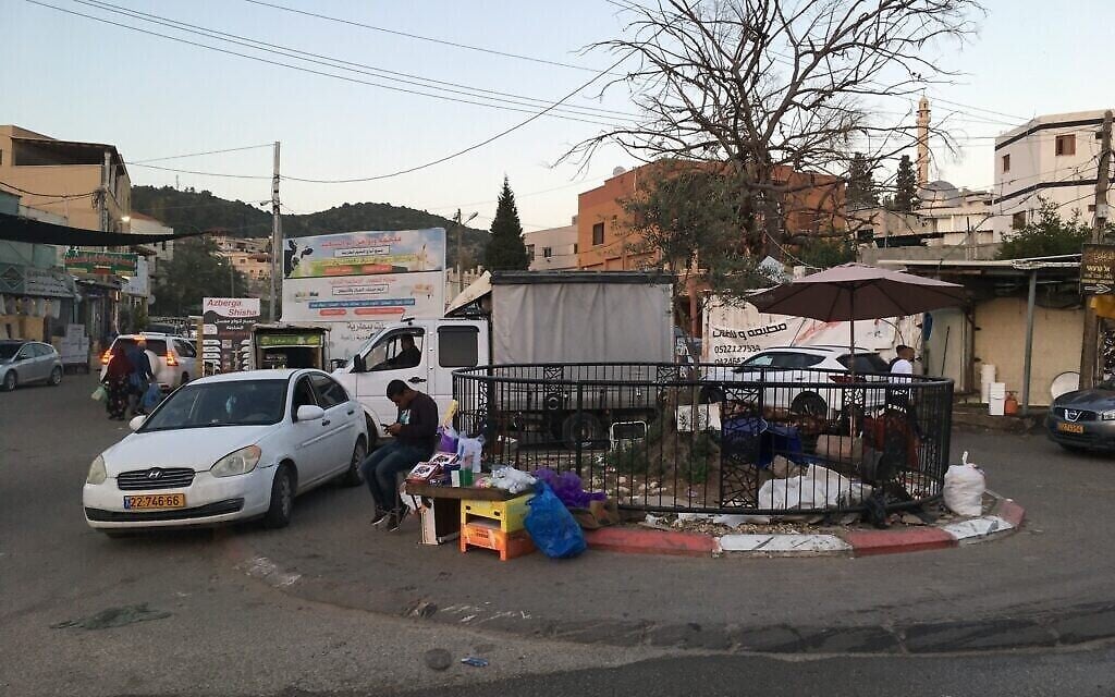 دوار صغير على الحدود بين برطعة الاسرائيلية وبرطعة الفلسطينية. (Uriel Heilman/ JTA)