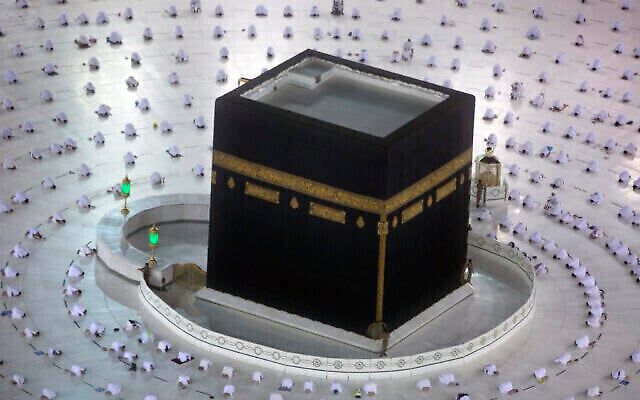مسلمون يصلون صلاة الفجر الأولى من شهر رمضان المبارك، حول الكعبة في المسجد الحرام، حيث حافظوا على التباعد الإجتماعي للحد من انتشار فيروس كورونا، في مدينة مكة المكرمة، المملكة العربية السعودية، 13 أبريل 2021 (AP Photo / Amr Nabil)