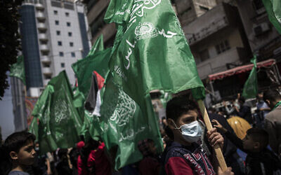 فلسطينيون يرفعون أعلام حركة حماس الخضراء خلال مظاهرة تضامن مع المصلين المسلمين في القدس، في مدينة غزة، 23 أبريل 2021 (AP Photo/Khalil Hamra)