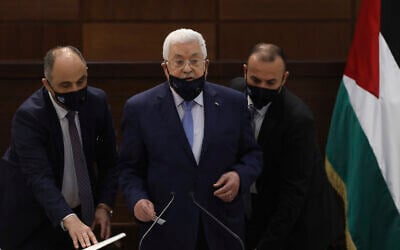 رئيس السلطة الفلسطينية محمود عباس يحضر اجتماع قيادة في مقره بمدينة رام الله بالضفة الغربية، 3 سبتمبر 2020 (Alaa Badarneh / Pool Photo via AP)