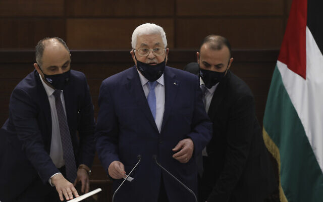 رئيس السلطة الفلسطينية محمود عباس يحضر اجتماع قيادة في مقره بمدينة رام الله بالضفة الغربية، 3 سبتمبر 2020 (Alaa Badarneh / Pool Photo via AP)