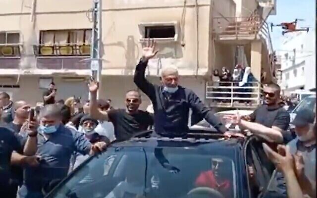 لقطة شاشة من مقطع فيديو لرشدي حمدان أبو مخ، الذي أدين بقتل جندي إسرائيلي، خلال ستقباله في مسقط رأسه في باقة الغربية بعد إطلاق سراحه، 5 أبريل، 2021.(Twitter)