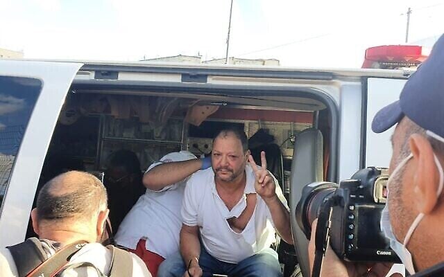 عضو الكنيست من القائمة المشتركة عوفر كاسيف بعد تعرضه للضرب من قبل ضباط الشرطة خلال مظاهرة في حي الشيخ جراح في القدس الشرقية، 9 أبريل 2021 (From the Twitter page of Joint List MK Aida Touma-Sliman)