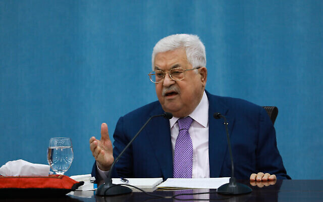 رئيس السلطة الفلسطينية محمود عباس يلقي خطابا بشأن جائحة كورونا، في مقر السلطة الفلسطينية في مدينة رام الله، بالضفة الغربية، 5 مايو، 2020. رئيس السلطة الفلسطينية محمود عباس يلقي خطابا بشأن جائحة كورونا، في مقر السلطة الفلسطينية في مدينة رام الله، بالضفة الغربية، 5 مايو، 2020.