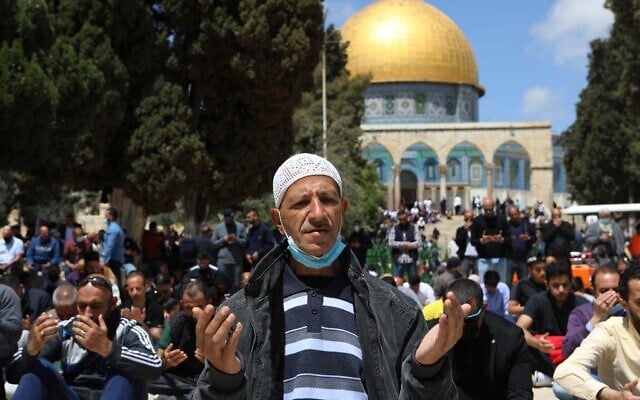 فلسطينيون يؤدون صلاة الجمعة في الحرم القدسي في البلدة القديمة، 9 أبريل 2021 (Jamal Awad / Flash90)