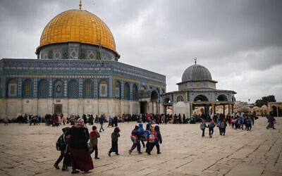 فلسطينيون يزورون المسجد الأقصى في البلدة القديمة في القدس، قبل حلول شهر رمضان المبارك، 10 أبريل، 2021. (Jamal Awad / Flash90)