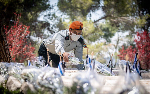 جنود إسرائيليون يزورون قبور جنود من قتلى الحروب في مقبرة جبل هرتسل العسكرية في القدس، في 13 أبريل 2021، قبل ساعات من انطلاق فعاليات يوم الذكرى الإسرائيلي الذي يبدأ هذا المساء. (Yonatan Sindel / Flash90) جنود إسرائيليون يزورون قبور جنود من قتلى الحروب في مقبرة جبل هرتسل العسكرية في القدس، في 13 أبريل 2021، قبل ساعات من انطلاق فعاليات يوم الذكرى الإسرائيلي الذي يبدأ هذا المساء. (Yonatan Sindel / Flash90)