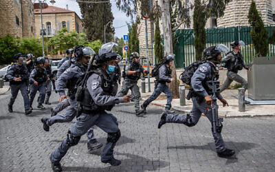 عناصر شرطة خلال مداهمة في حي مئه شعاريم الحريدي، القدس، 20 أبريل، 2021. (Yonatan Sindel / Flash90)