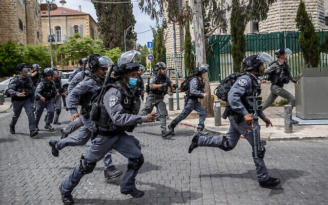 عناصر شرطة خلال مداهمة في حي مئه شعاريم الحريدي، القدس، 20 أبريل، 2021. (Yonatan Sindel / Flash90)