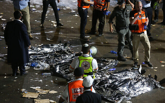 قوات الإنقاذ والشرطة الإسرائيلية في موقع حادثة تدافع جماعي دامية خلال حدث احتفالي بمناسبة عطلة لاغ بعومر اليهودية على جبل ميرون  في شمال إسرائيل، 30 أبريل، 2021. (David Cohen / Flash90)
