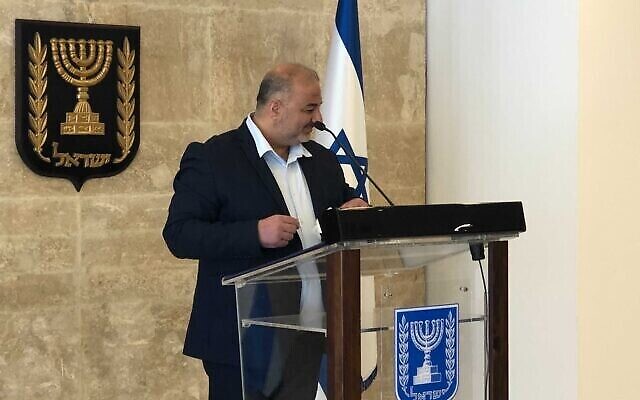 منصور عباس، رئيس حزب القائمة العربية الموحدة، يتحدث للصحافيين، 19 أبريل، 2021. (Tal Schneider/Zman Yisrael)