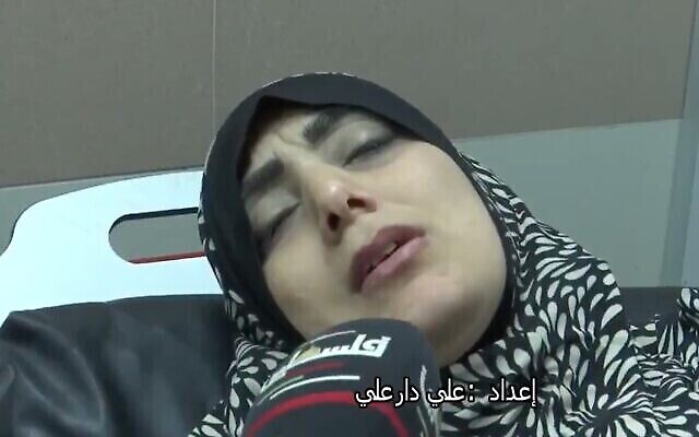 لقطة شاشة من مقطع فيديو تظهر فيه سمية منصور وهي تتحدث مع التلفزيون الفلسطيني الرسمي. (Twitter)