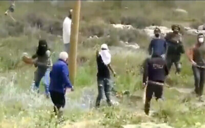 مستوطنون يهاجمون رجلا فلسطينيا في الضفة الغربية في مقطع فيديو نُشر في 3 أبريل، 2021. (Screenshot / Yesh Din)