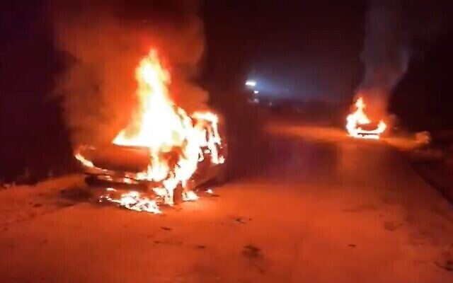 إحراق مركبات في قرية بيت إكسا الفلسطينية بالقرب من القدس في هجوم "تدفيع ثمن" مفترض، 28 أبريل، 2021. (Screenshot: Twitter)