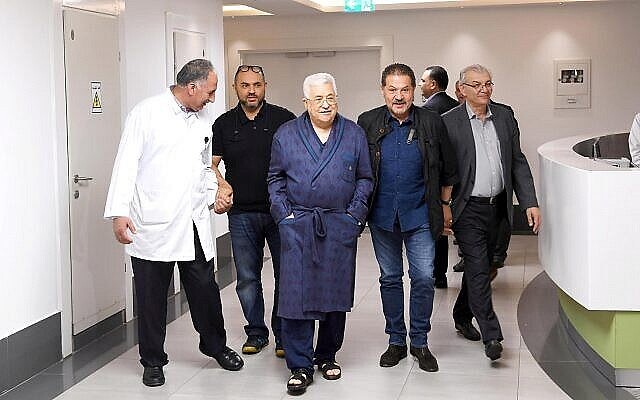 رئيس السلطة الفلسطينية محمود عباس يتجول في المستشفى في 21 مايو، 2018. (لقطة شاشة: Twitter)