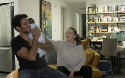 لوسي أهريش وتساحي هليفي وطفلهما. (screen capture: Channel 12)