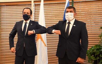 وزير الخارجية غابي اشكنازي (يمين) يلتقي بنظيره القبرصي نيكوس كريستودوليدس في القدس، 14 فبراير 2021 (Foreign Ministry)