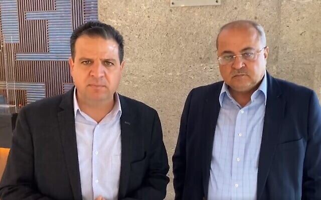 أيمن عودة وأحمد الطيبي من القائمة المشتركة يدليان ببيان بعد لقائهما مع زعيم حزب يش عتيد، يائير لابيد، في تل أبيب ، 1 أبريل، 2021. (Screen grab