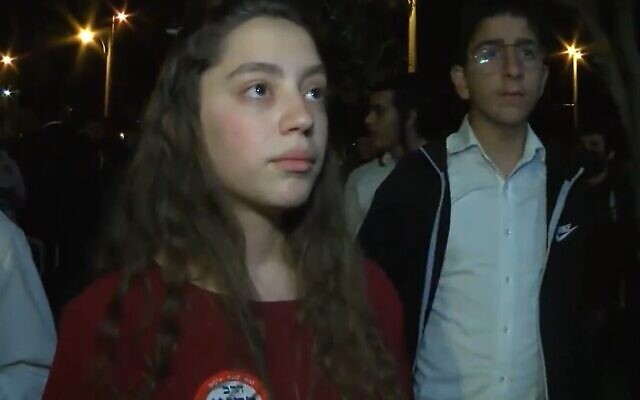 امرأة تقول إنها لا تريد حرق العرب لكنها تريد طردهم، في مقابلة مع قناة "كان"، 22 أبريل 2021 (Screen grab)