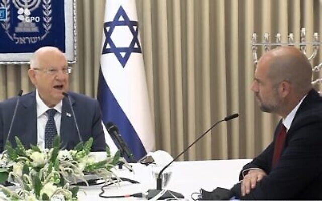 أعضاء من حزب الليكود يلتقون مع الرئيس رؤوفين ريفلين في مقر رؤساء إسرائيل في القدس في 5 أبريل 2021، حيث بدأ ريفلين بالتشاور مع القادة السياسيين لتحديد المرشح الذي سيكلفه بمحاولة تشكيل حكومة جديدة. (Yonatan Sindel / Flash90) أعضاء من حزب الليكود يلتقون مع الرئيس رؤوفين ريفلين في مقر رؤساء إسرائيل في القدس في 5 أبريل 2021، حيث بدأ ريفلين بالتشاور مع القادة السياسيين لتحديد المرشح الذي سيكلفه بمحاولة تشكيل حكومة جديدة. (Yonatan Sindel / Flash90)