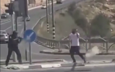 ي هذه الصورة من مقطع فيديو، يحاول مشتبه به طعن ضابط شرطي بأداة حادة بالقرب من مستوطنة إفرات بالضفة الغربية، 30 أبريل، 2021. (Screenshot: Twitter)