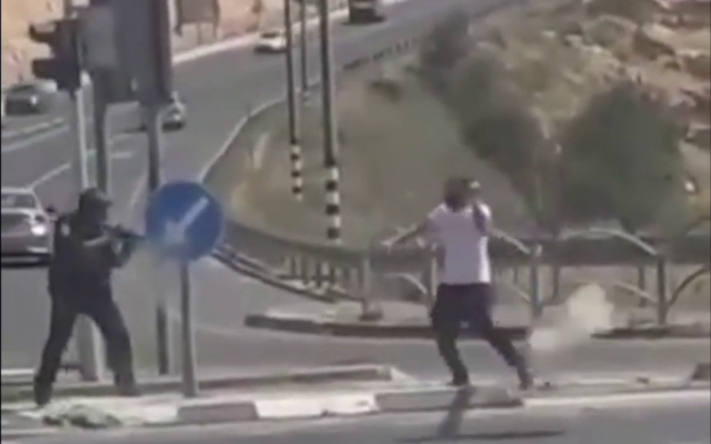 ي هذه الصورة من مقطع فيديو، يحاول مشتبه به طعن ضابط شرطي بأداة حادة بالقرب من مستوطنة إفرات بالضفة الغربية، 30 أبريل، 2021. (Screenshot: Twitter)